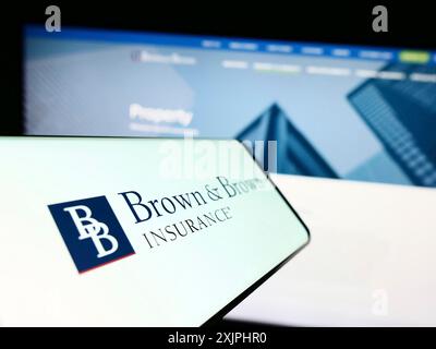Stuttgart, Allemagne, 06-24-2023 : téléphone portable avec logo de la compagnie d'assurance américaine Brown et Brown Inc sur l'écran devant le site Web. Concentrez-vous sur Banque D'Images