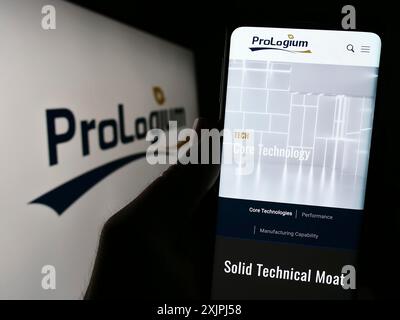 Stuttgart, Allemagne, 07-01-2023 : personne tenant le téléphone portable avec la page Web de la société taïwanaise ProLogium Technology Co. Ltd sur l'écran avec le logo. Mise au point Banque D'Images