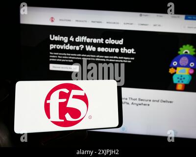 Stuttgart, Allemagne, 07-01-2023 : personne tenant un smartphone avec le logo de la société américaine de sécurité des applications F5 Inc sur l'écran devant le site Web. Mise au point Banque D'Images