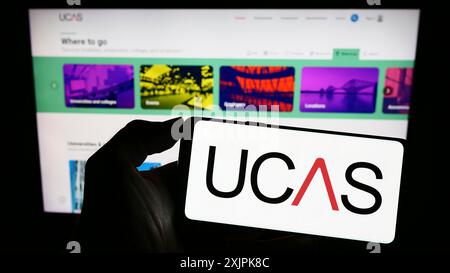 Stuttgart, Allemagne, 07-09-2023 : personne tenant un téléphone portable avec le logo du service d'admission des universités et collèges (UCAS) sur l'écran devant Banque D'Images