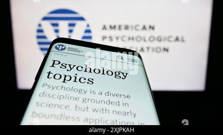 Stuttgart, Allemagne, 07-11-2023 : téléphone portable avec le site de l'American Psychological Association (APA) sur l'écran devant le logo. Concentrez-vous sur le coin supérieur gauche Banque D'Images