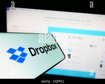 Stuttgart, Allemagne, 07-11-2023 : smartphone avec le logo de la société américaine d'hébergement de fichiers Dropbox Inc sur l'écran devant le site Web. Concentrez-vous sur Banque D'Images