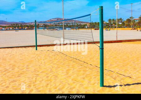 Filet de Beach volley installé sur la rive sablonneuse. Le filet de volley-ball est vert et est attaché à un poteau métallique, la plage est vide, sans personne Banque D'Images