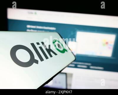 Stuttgart, Allemagne, 07-12-2013 2023 : téléphone portable avec le logo de la société américaine de logiciels d'analyse Qlik sur l'écran devant le site Web de l'entreprise. Concentrez-vous sur Banque D'Images