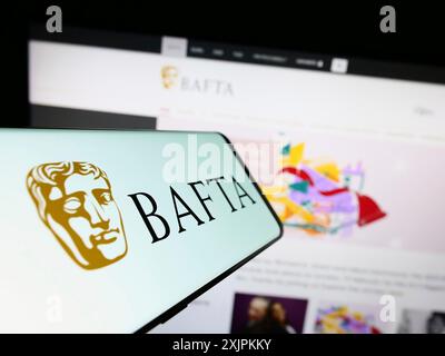 Stuttgart, Allemagne, 07-14-07 2023 : smartphone avec le logo des British Academy film Awards (BAFTA) sur l'écran devant le site. Concentrez-vous sur le centre-gauche de Banque D'Images