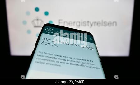 Stuttgart, Allemagne, 07-19-2023 : téléphone portable avec le site de l'agence danoise de l'énergie Energistyrelsen sur l'écran devant le logo. Concentrez-vous sur le coin supérieur gauche de Banque D'Images