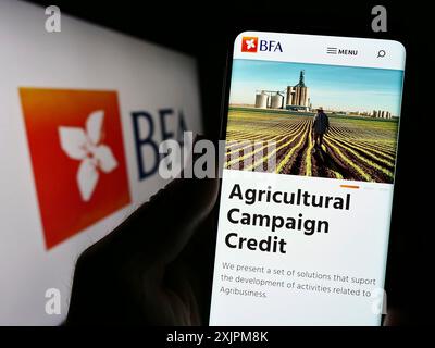 Stuttgart, Allemagne, 07-21-07 2023 : personne tenant un smartphone avec le site de la société financière Banco de Fomento Angola (BFA) sur l'écran avec le logo. Mise au point Banque D'Images