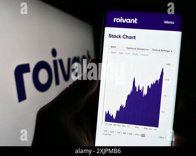 Stuttgart, Allemagne, 07-25-2023, personne tenant un téléphone portable avec le site Web de la société de biotechnologie Roivant Sciences Ltd sur l'écran devant le logo. Banque D'Images