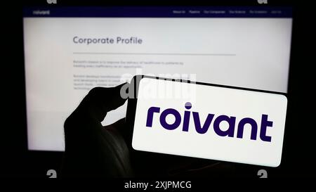 Stuttgart, Allemagne, 07-25-2023, personne tenant un smartphone avec le logo de la société de biotechnologie Roivant Sciences Ltd. Sur l'écran devant le site Web. Banque D'Images