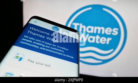 Stuttgart, Allemagne, 07-28-2023, smartphone avec le site web de la société britannique Thames Water Utilities Limited sur l'écran devant le logo de l'entreprise. Mise au point Banque D'Images