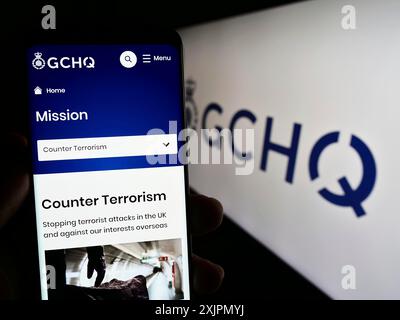 Stuttgart, Allemagne, 07 30 2023 : personne tenant un smartphone avec la page Web du Government Communications Headquarters (GCHQ) sur l'écran avec le logo. Mise au point Banque D'Images