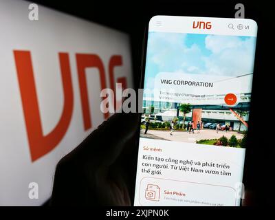 Stuttgart, Allemagne, 07-31-2023, personne tenant le téléphone portable avec la page Web de la société de technologie vietnamienne VNG Corporation sur l'écran avec le logo. Concentrez-vous sur Banque D'Images