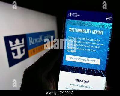 Stuttgart, Allemagne, 08-07-2023 : personne tenant un smartphone avec la page web de la société Royal Caribbean International (RCI) sur l'écran avec le logo. Concentrez-vous sur Banque D'Images