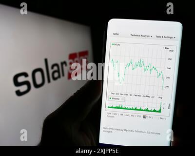 Stuttgart, Allemagne, 08-08-2023 : personne tenant un smartphone avec la page web de la société israélienne SolarEdge technologies Inc. sur l'écran avec le logo. Concentrez-vous sur Banque D'Images