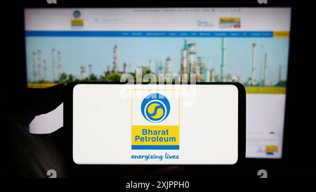 Stuttgart, Allemagne, 08-13-2023 : personne tenant un téléphone portable avec le logo de Bharat Petroleum Corporation Limited (BPCL) sur l'écran devant l'entreprise Banque D'Images