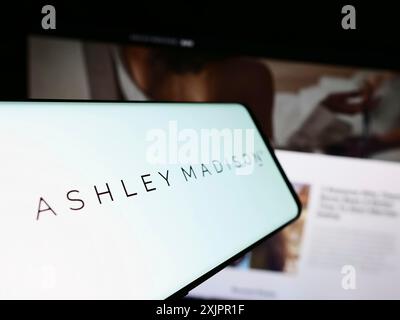 Stuttgart, Allemagne, 08-18-2023 : smartphone avec le logo de la société de rencontres en ligne Ashley Madison Agency sur l'écran en face du site. Concentrez-vous sur Banque D'Images