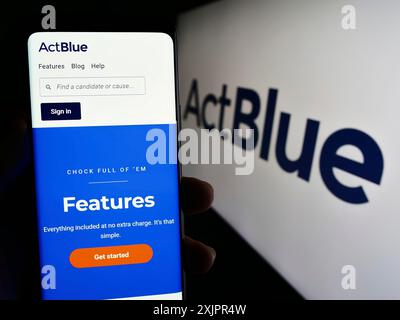 Stuttgart, Allemagne, 08-20-2023 : personne tenant un smartphone avec le site Web de l'organisation de collecte de fonds ActBlue Charities Inc sur l'écran avec logo. Mise au point Banque D'Images