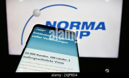 Stuttgart, Allemagne, 08-22-2023 : smartphone avec la page web de la société allemande Norma Group se sur l'écran devant le logo de l'entreprise. Concentrez-vous sur Banque D'Images