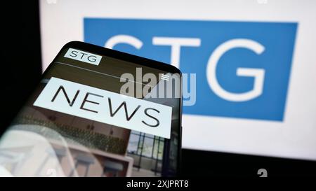 Stuttgart, Allemagne, 08 28 2023 : smartphone avec page Web de la société américaine de capital-investissement STG Partners LLC sur l'écran devant le logo de l'entreprise. Concentrez-vous sur Banque D'Images