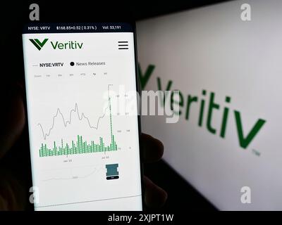 Stuttgart, Allemagne, 09-01-2023 : personne tenant un téléphone portable avec la page Web de la société d'emballage américaine Veritiv Corporation sur l'écran devant le logo. Mise au point Banque D'Images