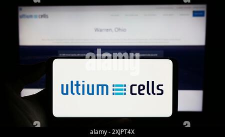 Stuttgart, Allemagne, 09-02-2023 : personne tenant un téléphone portable avec le logo de la société américaine de batteries EV Ultium Cells LLC sur l'écran devant la page Web de l'entreprise. Banque D'Images