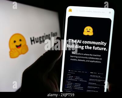 Stuttgart, Allemagne, 09-02-2023 : personne tenant un smartphone avec la page web de la société d'intelligence artificielle embrassant face Inc sur l'écran avec logo. Banque D'Images