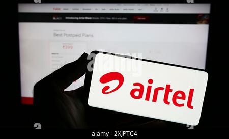 Stuttgart, Allemagne, 09-08-2023 : personne tenant un smartphone avec le logo de la société de télécommunications Bharti Airtel Limited sur l'écran devant Banque D'Images