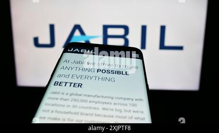 Stuttgart, Allemagne, 09-08-2023 : téléphone portable avec le site Web de la société américaine d'électronique Jabil Inc sur l'écran devant le logo de l'entreprise. Concentrez-vous sur le coin supérieur gauche Banque D'Images
