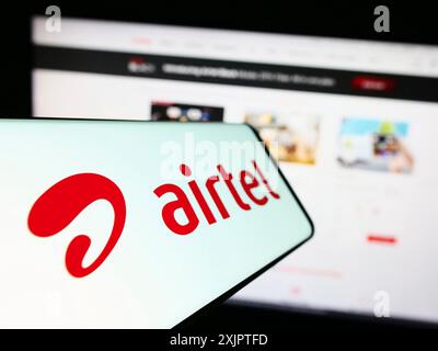 Stuttgart, Allemagne, 09-08-2023 : smartphone avec le logo de la société de télécommunications Bharti Airtel Limited sur l'écran en face du site Web. Concentrez-vous sur Banque D'Images