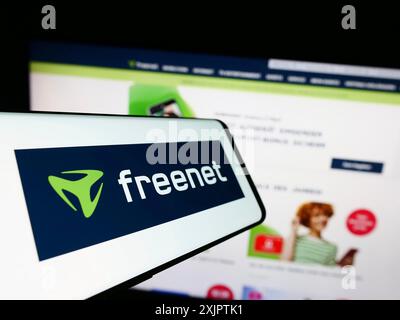 Stuttgart, Allemagne, 09-10-2023 : smartphone avec le logo de la société allemande de télécommunications Freenet AG sur l'écran devant le site Web. Concentrez-vous sur Banque D'Images