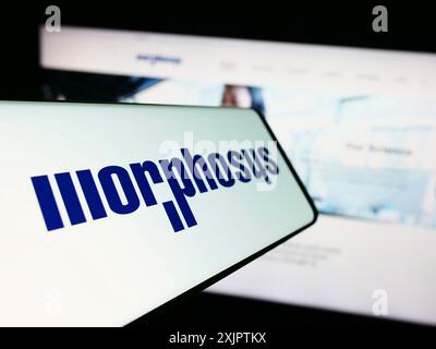 Stuttgart, Allemagne, 09-10-2023 : smartphone avec le logo de la société biopharmaceutique allemande MorphoSys AG sur l'écran devant le site Web. Concentrez-vous sur Banque D'Images