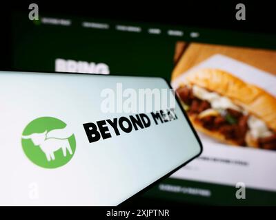 Stuttgart, Allemagne, 09-11-2023 : téléphone portable avec logo de la société américaine de substitut de viande Beyond Meat Inc sur l'écran en face du site Web. Concentrez-vous sur Banque D'Images