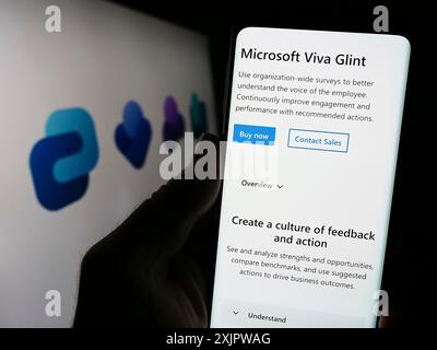 Stuttgart, Allemagne, 09-22-2023 : personne tenant un smartphone avec la page Web de la plate-forme d'expérience des employés Microsoft Viva sur l'écran avec logo. Concentrez-vous sur Banque D'Images