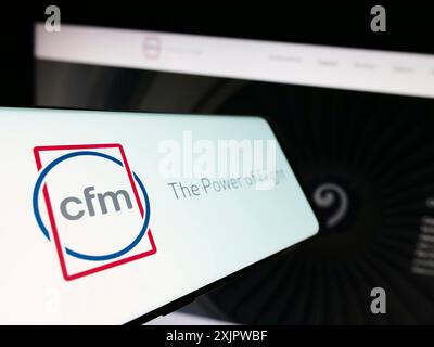 Stuttgart, Allemagne, 09-22-2023 : smartphone avec le logo de la société de moteurs d'avion CFM International sur l'écran devant le site Web de l'entreprise. Concentrez-vous sur Banque D'Images
