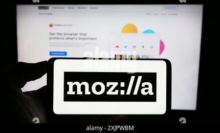 Stuttgart, Allemagne, 09-22-2023 : personne tenant un smartphone avec le logo de l'organisation open source Mozilla Foundation sur l'écran devant le site Web. Banque D'Images