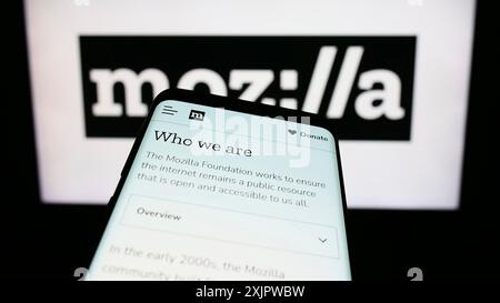Stuttgart, Allemagne, 09-22-2023 : téléphone portable avec page web de l'organisation open source Mozilla Foundation sur l'écran devant le logo. Concentrez-vous sur Banque D'Images