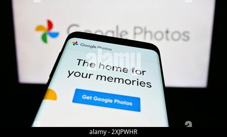 Stuttgart, Allemagne, 09-23-2023 : téléphone portable avec page Web de la plate-forme de stockage d'images Google photos sur l'écran devant le logo de l'entreprise. Concentrez-vous sur Banque D'Images