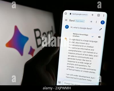 Stuttgart, Allemagne, 09-23-2023 : personne tenant un téléphone portable avec la page Web du chatbot génératif ai Google Bard sur l'écran devant le logo. Concentrez-vous sur Banque D'Images
