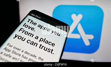 Stuttgart, Allemagne, 09-23-2023 : téléphone portable avec site Web de la plateforme de marché Apple App Store sur l'écran devant le logo de l'entreprise. Concentrez-vous sur Banque D'Images