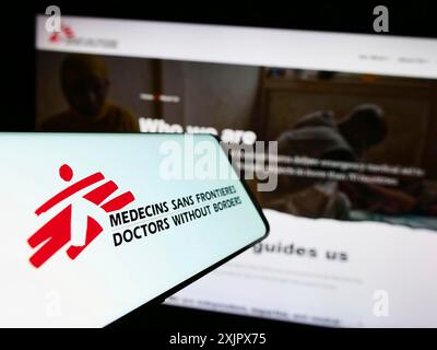 Stuttgart, Allemagne, 10-06-2023 : téléphone portable avec le logo de l'organisation caritative Doctors Without Borders devant le site web. Concentrez-vous sur le centre-gauche de Banque D'Images