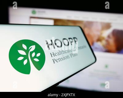 Stuttgart, Allemagne, 10-16-2023 : téléphone cellulaire avec le logo de Healthcare of Ontario pension Plan (HOOPP) devant le site Web de l'entreprise. Concentrez-vous sur centre-gauche Banque D'Images