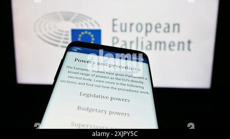 Stuttgart, Allemagne, 10-25-2023, téléphone portable avec le site web de l'organe législatif de l'UE Parlement européen (PE) devant le logo. Concentrez-vous sur le coin supérieur gauche de Banque D'Images