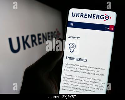 Stuttgart, Allemagne, 10 27 2023 : personne tenant un smartphone avec le site de la compagnie nationale ukrainienne d'électricité Ukrenergo devant le logo. Concentrez-vous sur Banque D'Images