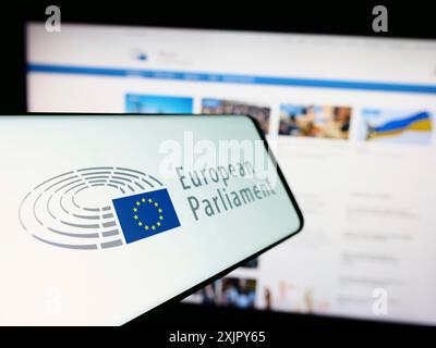 Stuttgart, Allemagne, 10 25 2023 : smartphone avec logo de l'organe législatif de l'UE Parlement européen (PE) devant le site web. Concentrez-vous sur le centre-gauche de Banque D'Images