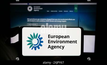 Stuttgart, Allemagne, 10 25 2023 : personne tenant un téléphone portable avec le logo de l'Agence européenne pour l'environnement (AEE) en face de la page web. Concentrez-vous sur Banque D'Images