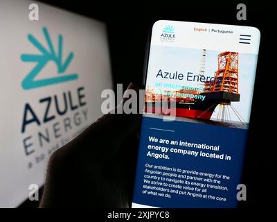 Stuttgart, Allemagne, 10 28 2023 : personne tenant un téléphone portable avec la page web de la compagnie pétrolière angolaise Azule Energy devant le logo de l'entreprise. Concentrez-vous sur le centre Banque D'Images