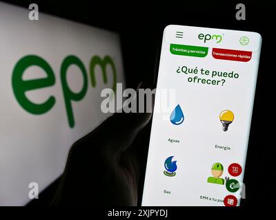 Stuttgart, Allemagne, 10 29 2023 : personne tenant un smartphone avec la page web de la société colombienne Empresas Publicas de Medellin (EPM) avec le logo. Concentrez-vous sur Banque D'Images