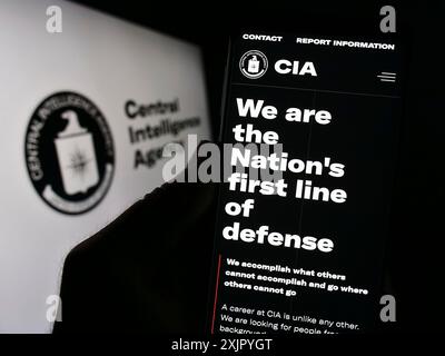 Stuttgart, Allemagne, 10 29 2023 : personne tenant un téléphone portable avec le site Web de la Central Intelligence Agency (CIA) des États-Unis devant le sceau. Concentrez-vous sur le centre de Banque D'Images