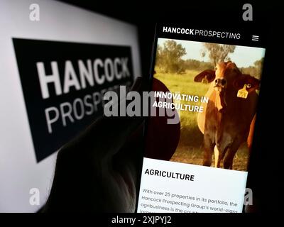 Stuttgart, Allemagne, 10 31 2023 : personne tenant un smartphone avec le site Web de la société minière australienne Hancock Prospecting Pty. Ltd avec le logo. Concentrez-vous sur Banque D'Images