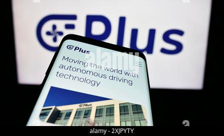 Stuttgart, Allemagne, 10 31 2023 : smartphone avec le site Web de la société de camionnage autonome américaine PlusAI Inc devant le logo de l'entreprise. Concentrez-vous sur le coin supérieur gauche de Banque D'Images